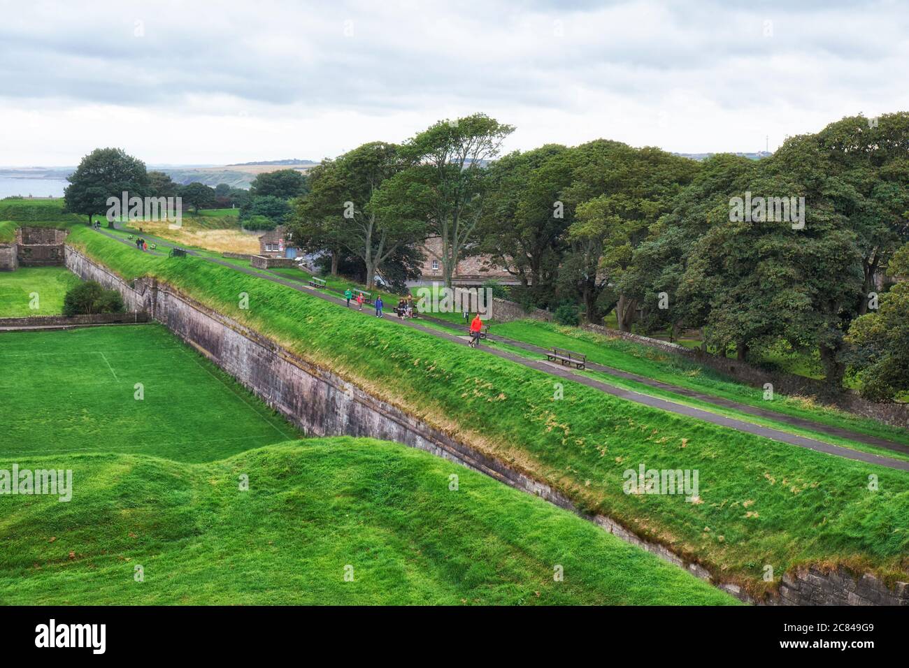 Vue sur les remparts, un mur défensif entourant l'ancienne ville de garnison de Berwick-upon-Tweed Banque D'Images