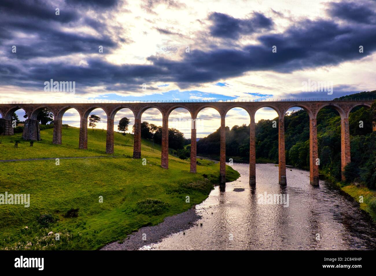 Viaduc de Leaderfoot Railway enjambant la rivière Tweed près de Melrose in La zone frontalière écossaise Banque D'Images