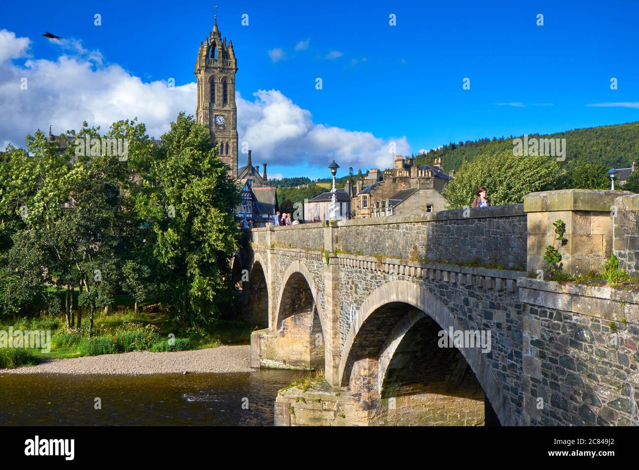 Tweed Bridge enjambant la rivière Tweed à Peebles avec le tour de l'horloge de l'église de la vieille paroisse en arrière-plan Banque D'Images