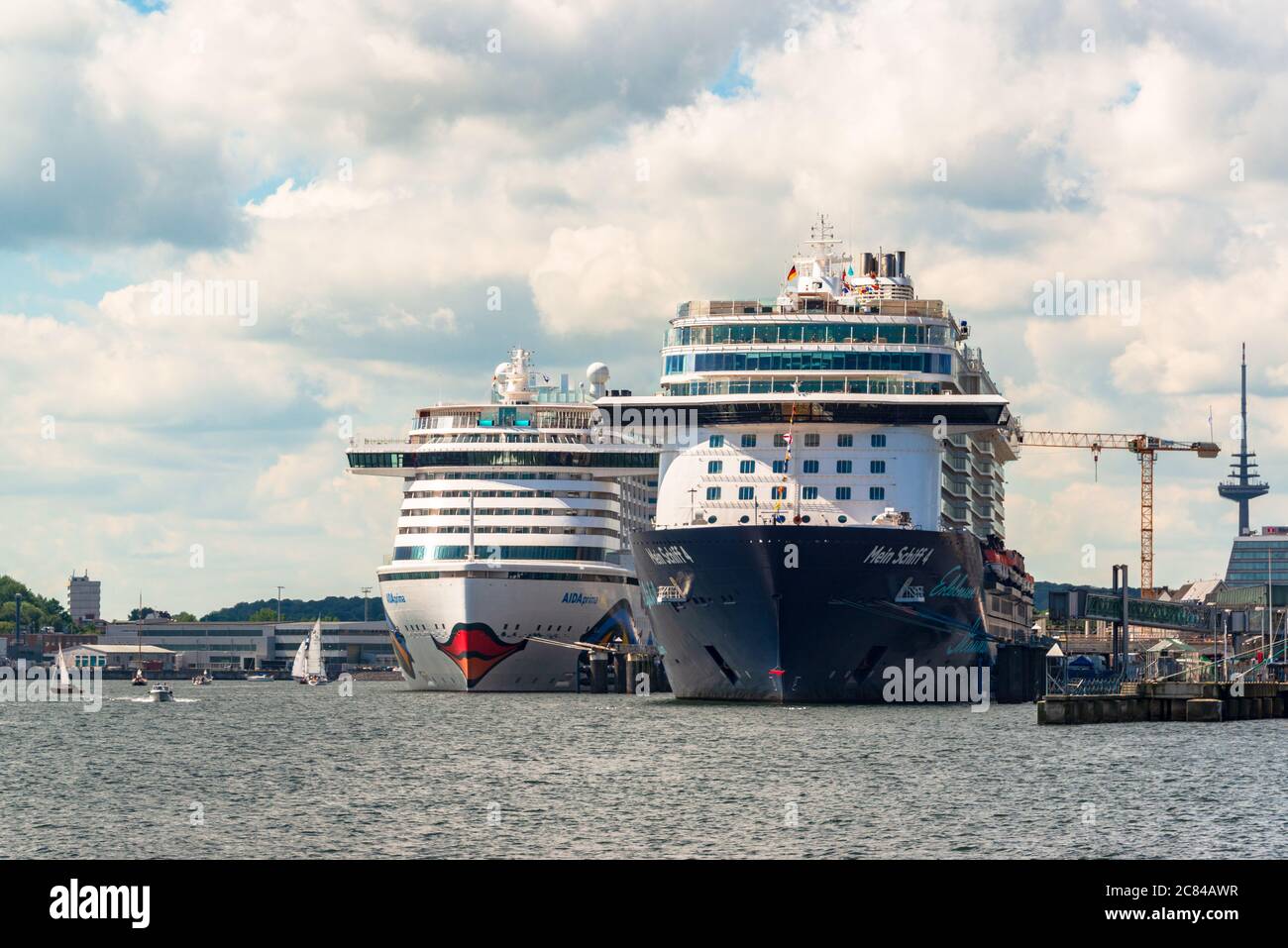 Kiel, Zwei große Kreuzfahrtschiffe à Kiel am Ostseekai. Die AIDA Prima und die Mein Schiff 4 Banque D'Images