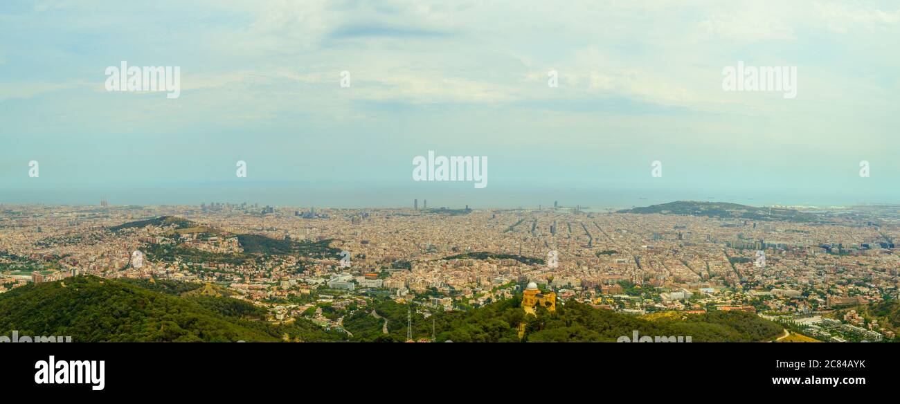 BARCELONE, ESPAGNE - JUIN 25 : vue panoramique de la ville depuis Tibidabo à Barcelone, Espagne, le 22 juin 2016. Banque D'Images