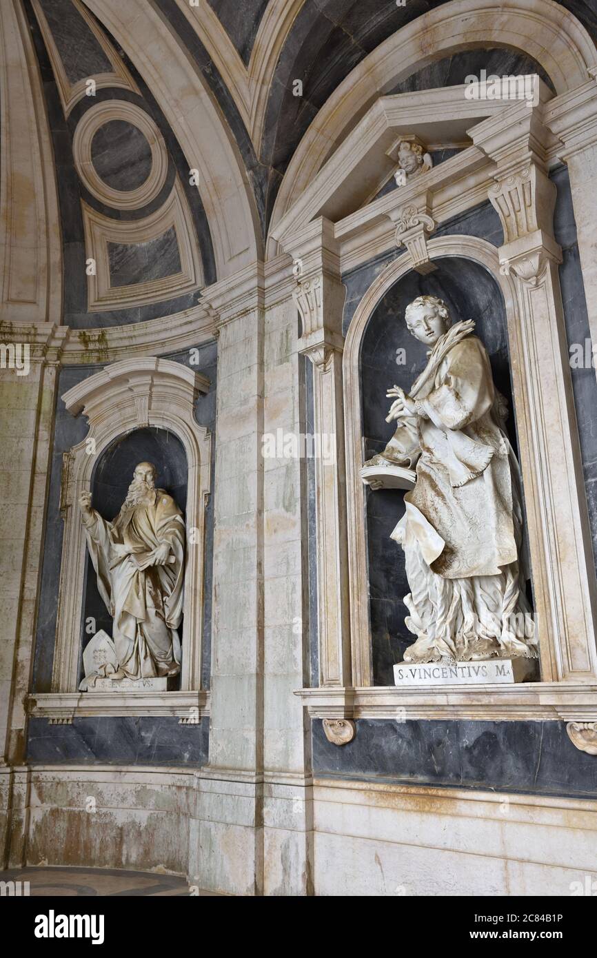 Statues de Saint Vincent de Saragosse également connu sous le nom de Vincent le diacre Saint patron de Lisbonne et Saint Benoît de Nursia au Palais de Mafra en P Banque D'Images