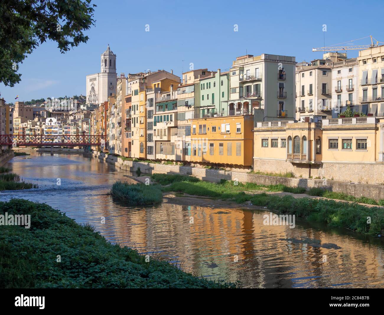 Vue sur la ville de Gérone (Espagne) sur la rivière Onyar Banque D'Images