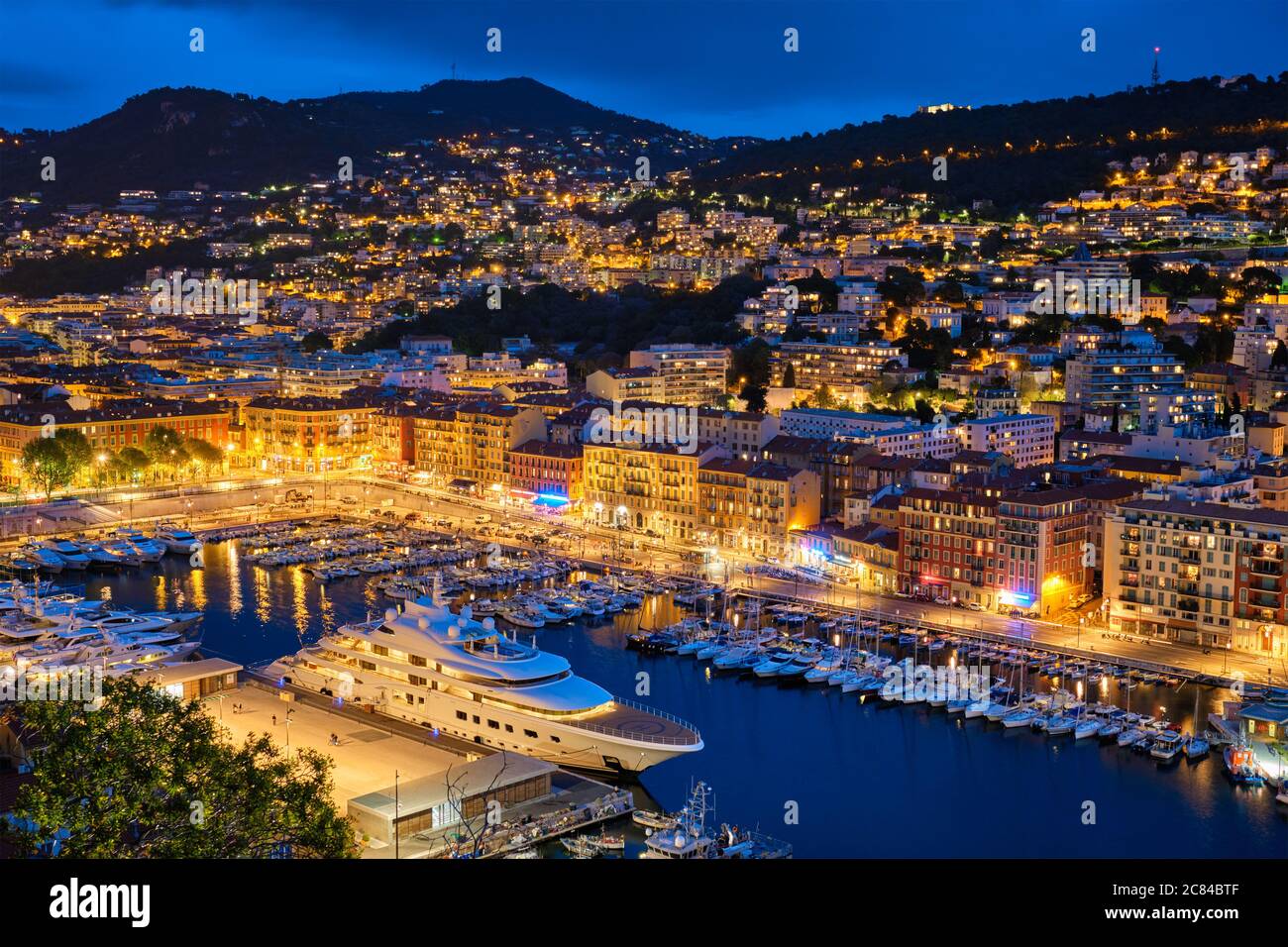 Vue sur le Vieux Port de Nice avec des yachts, la France dans la soirée Banque D'Images