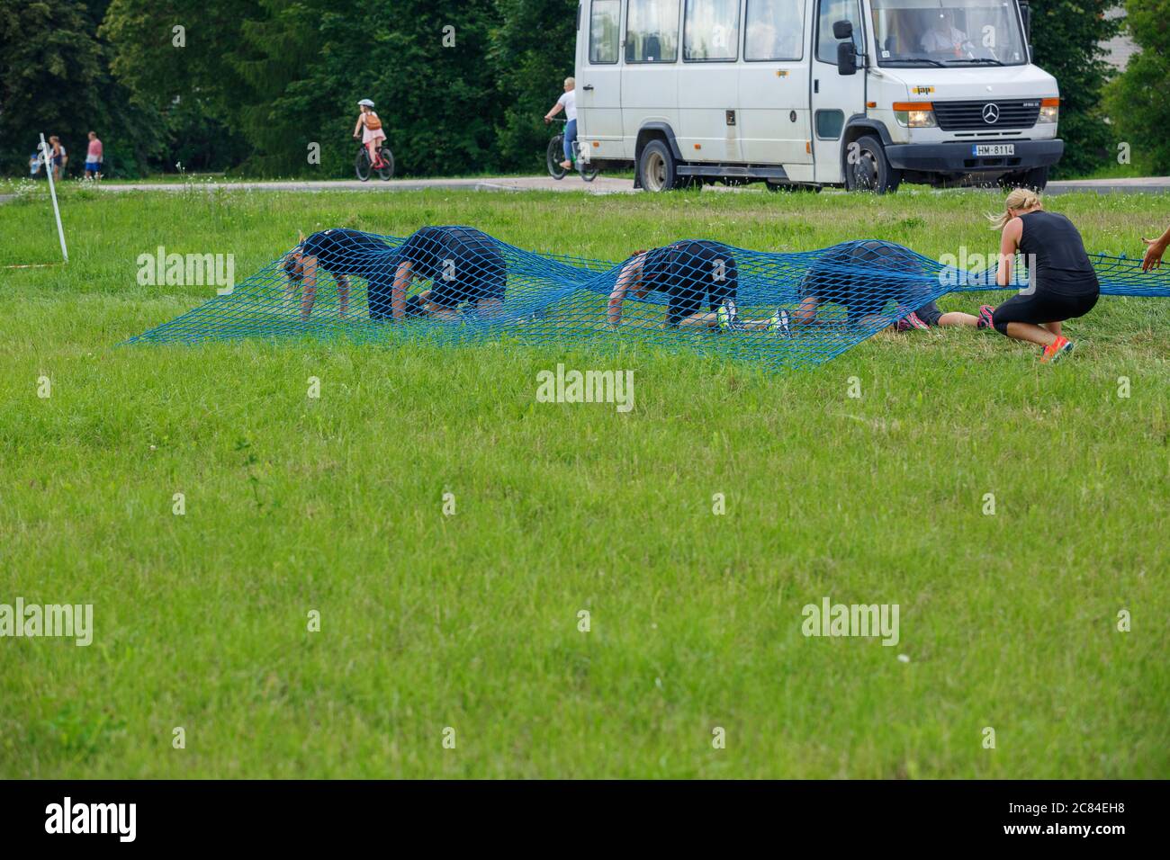 Ville Plavinas, Lettonie. Course, les gens étaient engagés dans des activités sportives. Surmonter divers obstacles et courir.18.07.2020 Banque D'Images