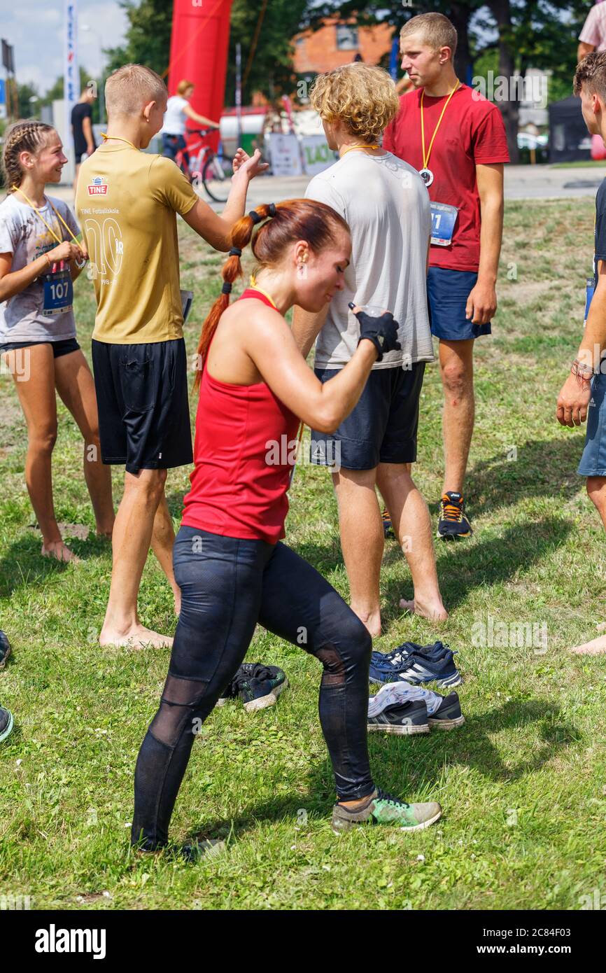 Ville Plavinas, Lettonie. Course, les gens étaient engagés dans des activités sportives. Surmonter divers obstacles et courir.18.07.2020 Banque D'Images