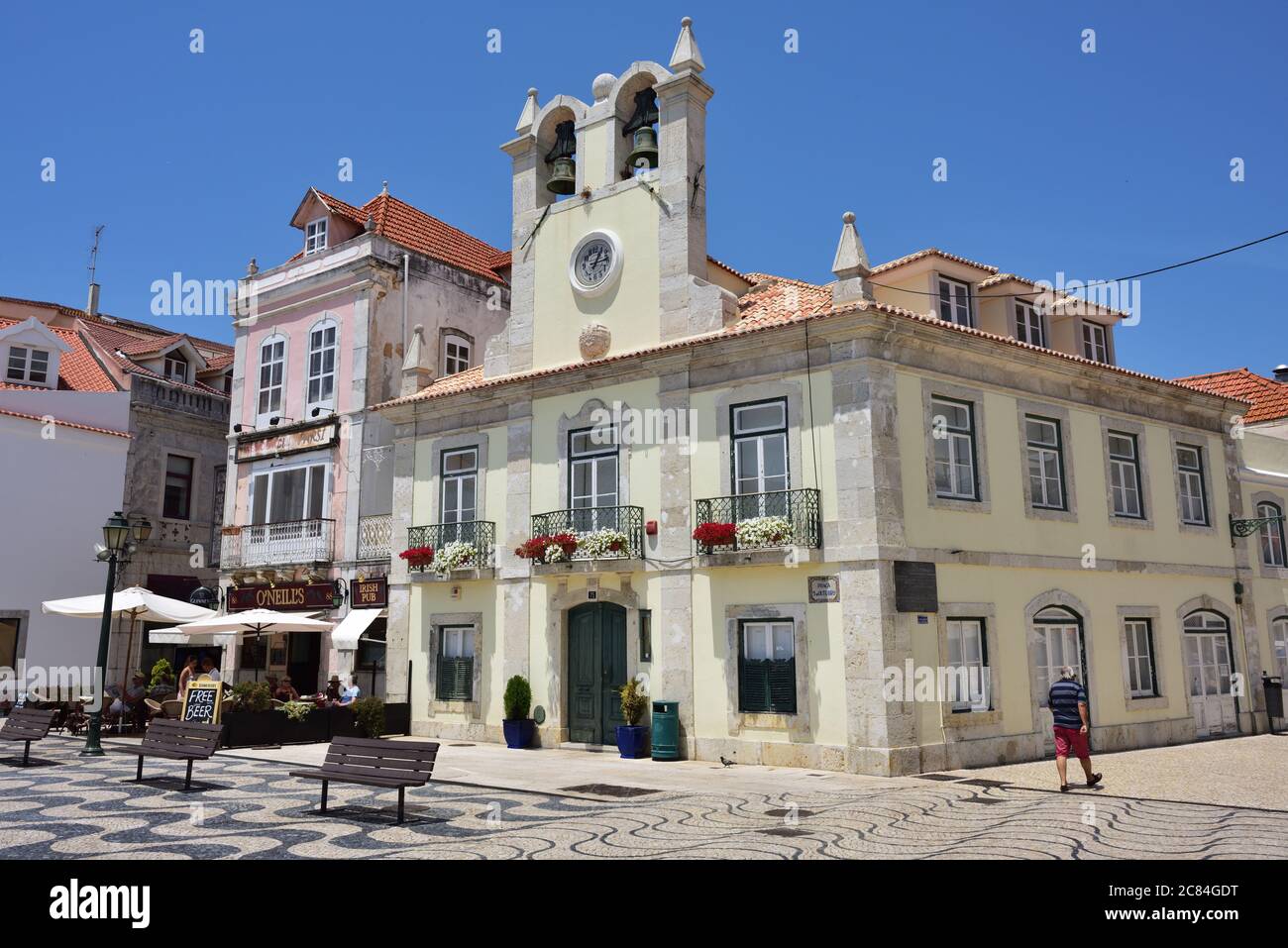 CASCAIS, PORTUGAL - 13 JUIN 2017 : place centrale de Cascais. Cascais est célèbre et populaire lieu de vacances d'été pour les touristes portugais et étrangers Banque D'Images