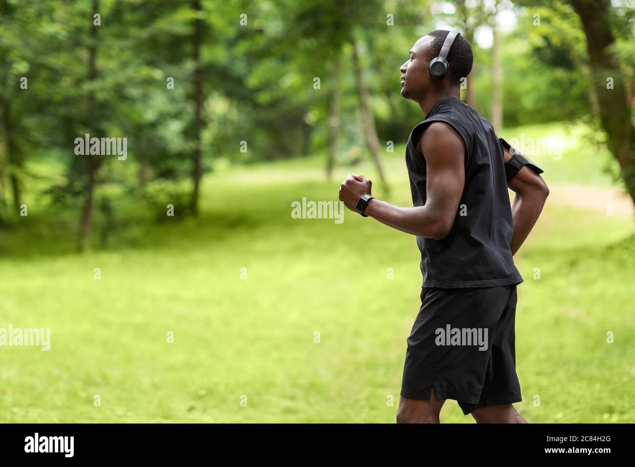 Photo de profil de l'homme africain de l'entraînement de jogging au parc Banque D'Images