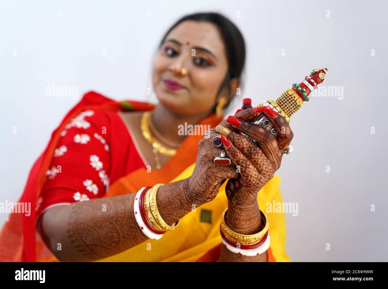 Dans la séance du matin portrait de la mariée indienne très heureux pour son occasion de cérémonie du mariage bengali à Kolkata, Inde. Banque D'Images