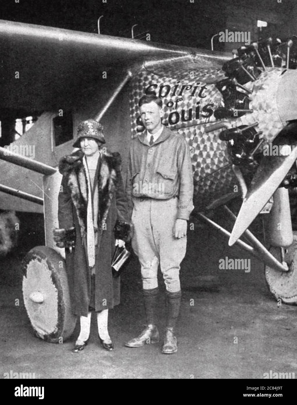 CHARLES LINDBERGH avec sa mère Evangeline devant l'Esprit de Saint Louis avant son vol de New York à Paris en mai 1927. Banque D'Images