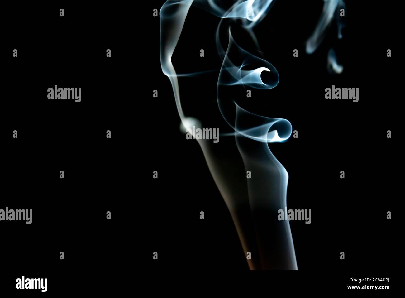 Mouvement de fumée abstraite isolée sur fond noir et chemin de texture Banque D'Images