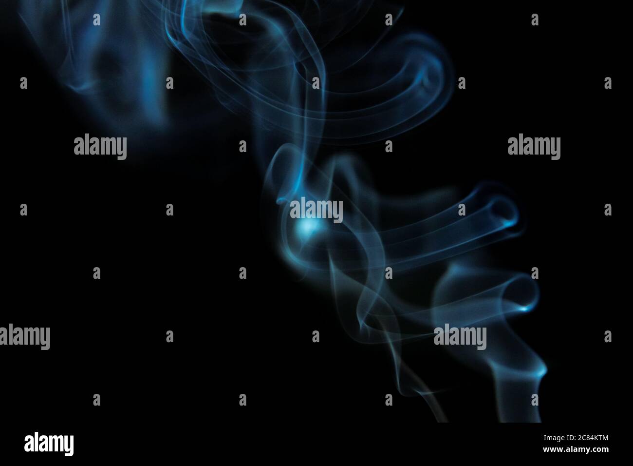 Mouvement de fumée abstraite isolée sur fond noir et chemin de texture Banque D'Images