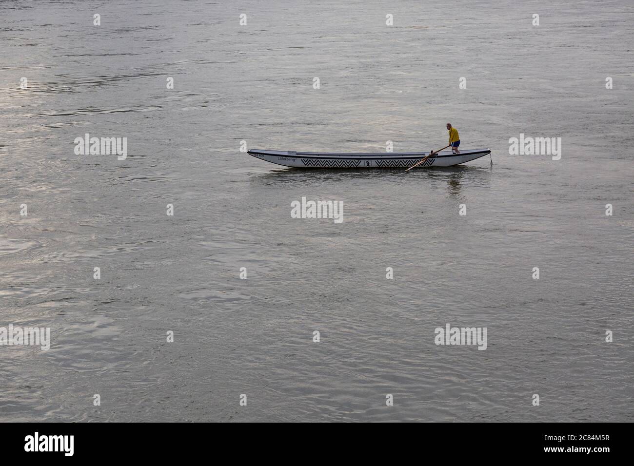 Homme à bord d'un long bateau sur le Rhin à Bâle Banque D'Images