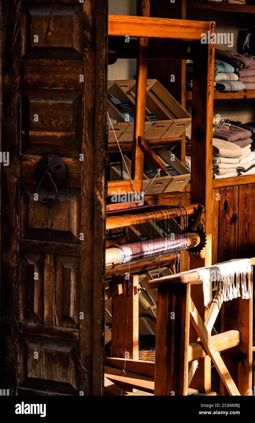 Ancienne soie loom dans le village. Traduction du type de savon : « genièvre, argile, ortie, graine noire ». Banque D'Images