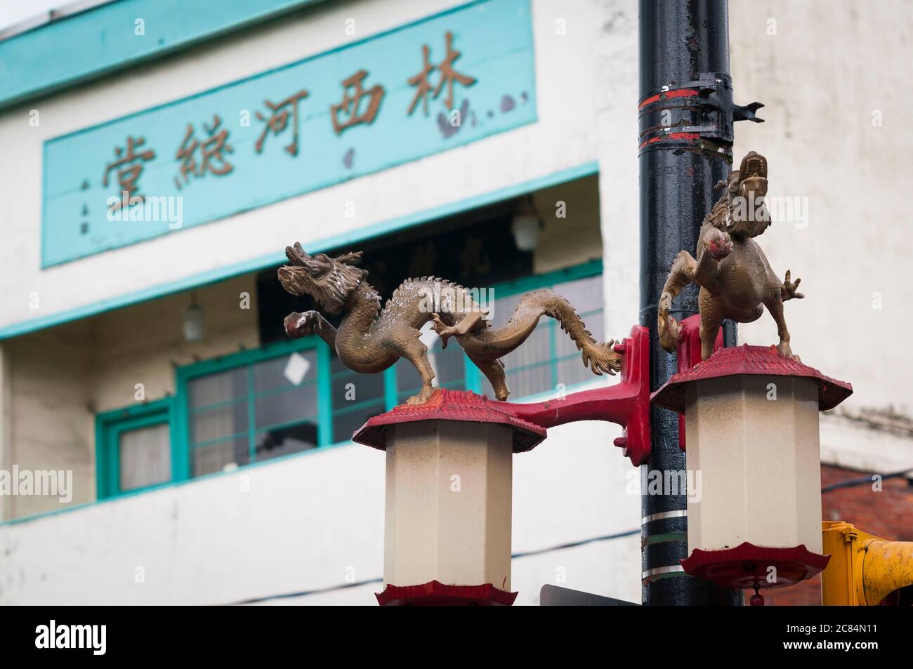 Dragons d'or sur un lamposte à Chinatown, Vancouver, Colombie-Britannique, Canada. Banque D'Images