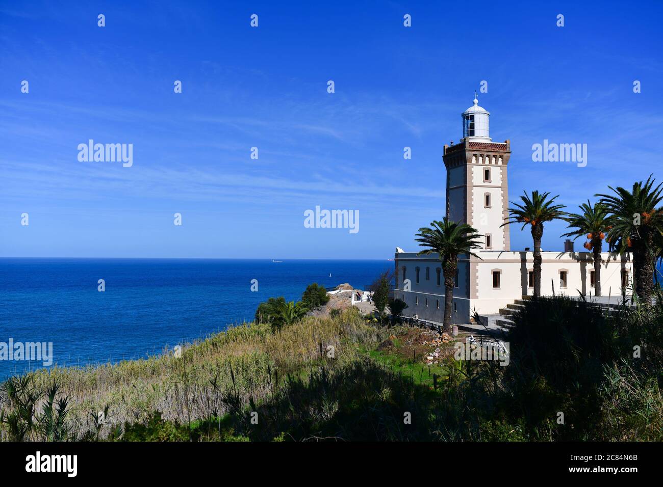 Maroc, Tanger: Phare du cap Spartel, promontoire le long de la côte marocaine situé à l'entrée sud du détroit de Gibraltar, séparat Banque D'Images