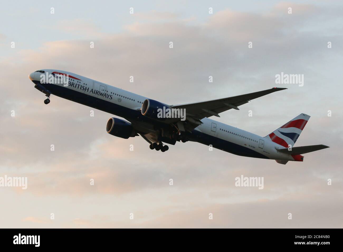 Un Boeing 777-336(ER) de British Airways quitte l'aéroport de Londres Heathrow Banque D'Images