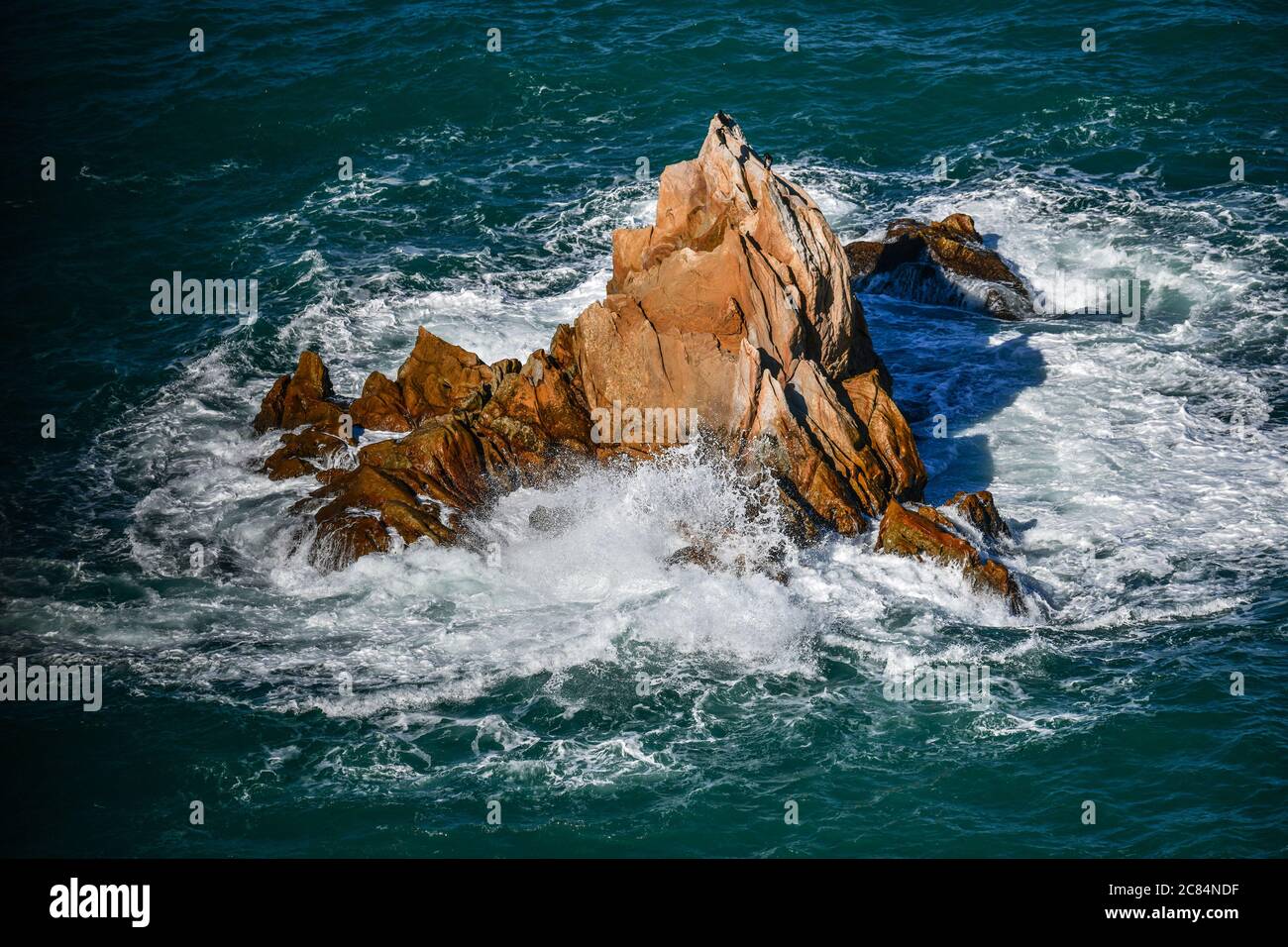 Maroc, Tanger : rochers et vagues au fond du phare de Cape Spartel, promontoire le long de la côte marocaine, situé à l'entrée sud Banque D'Images