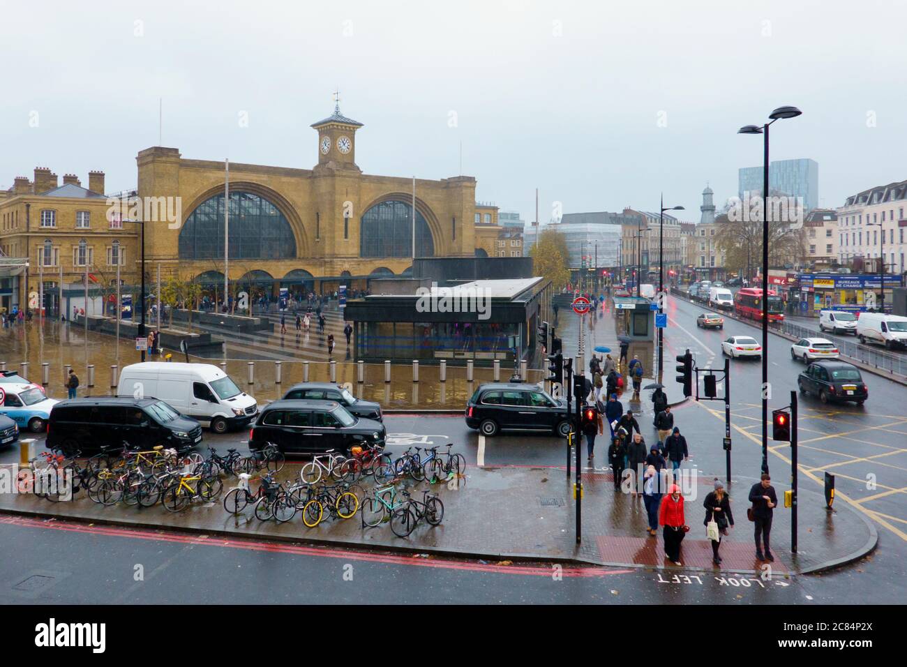 Kings Cross Station, Euston Road, Rainy Day.London, Angleterre Banque D'Images