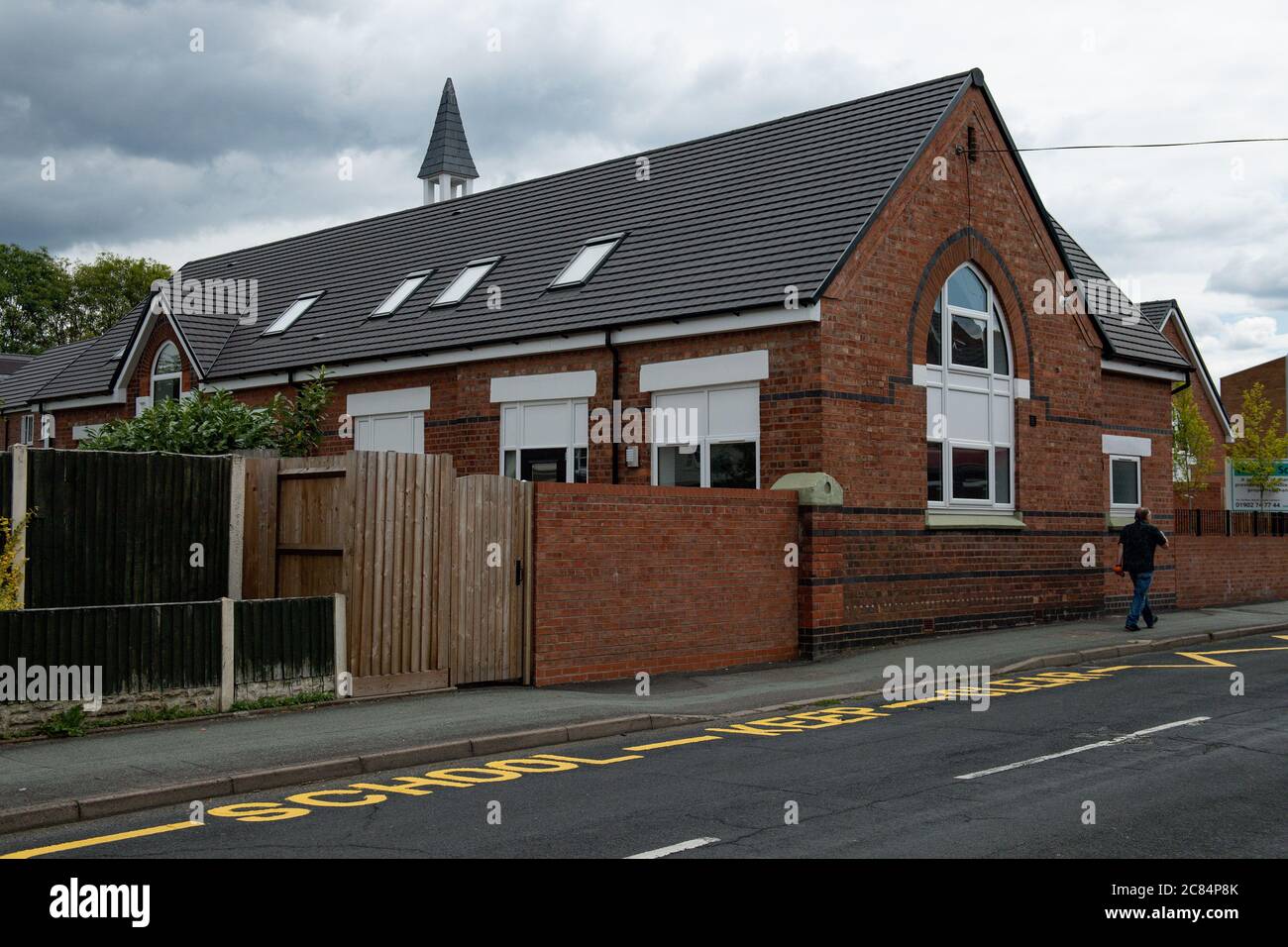 De nouvelles marques de « maintien au clair » ont été peintes sur une route de Wolverhampton, plus de 10 ans après l'arrêt des leçons sur le site. Banque D'Images