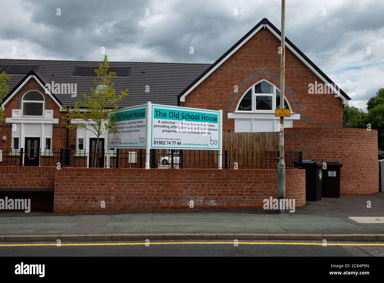 De nouvelles marques de « maintien au clair » ont été peintes sur une route de Wolverhampton, plus de 10 ans après l'arrêt des leçons sur le site. Banque D'Images