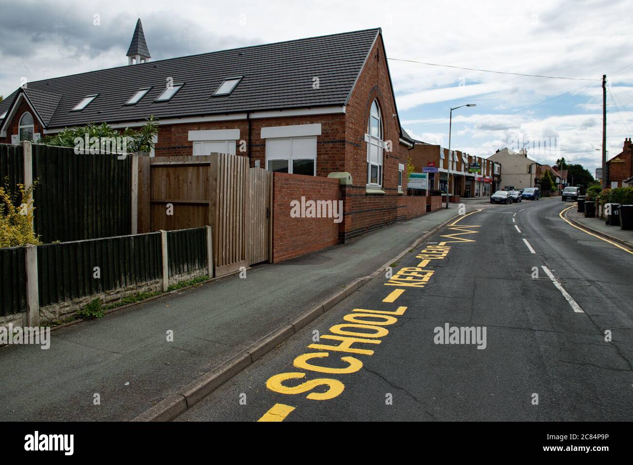 De nouvelles marques de « maintien au clair » ont été peintes sur une route de Wolverhampton, plus de 10 ans après l'arrêt des leçons sur le site. Banque D'Images