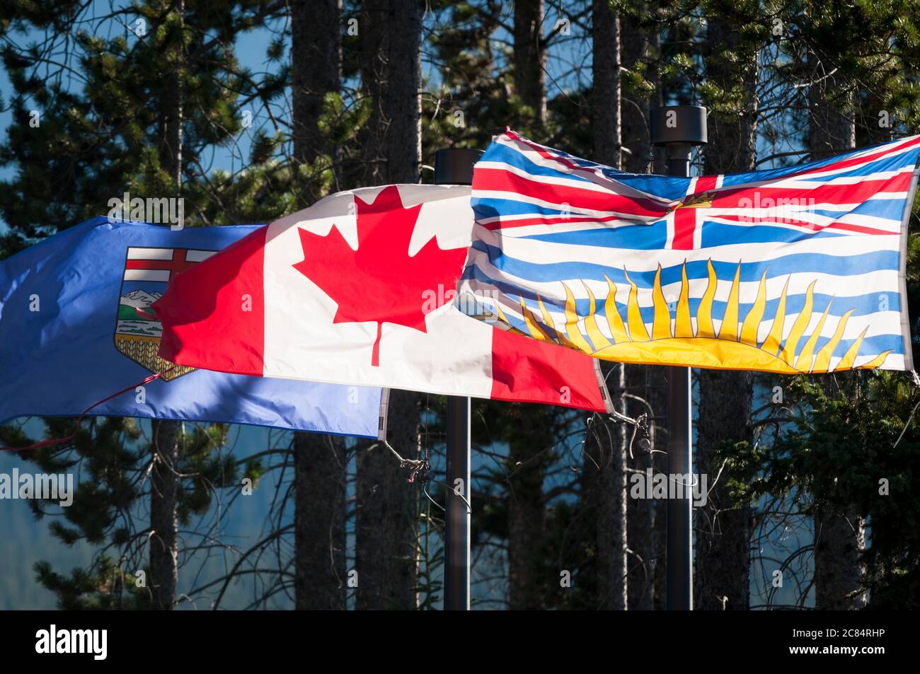 Drapeaux canadiens, albertains et de la Colombie-Britannique, Lake Louise (Alberta), Canada. Banque D'Images
