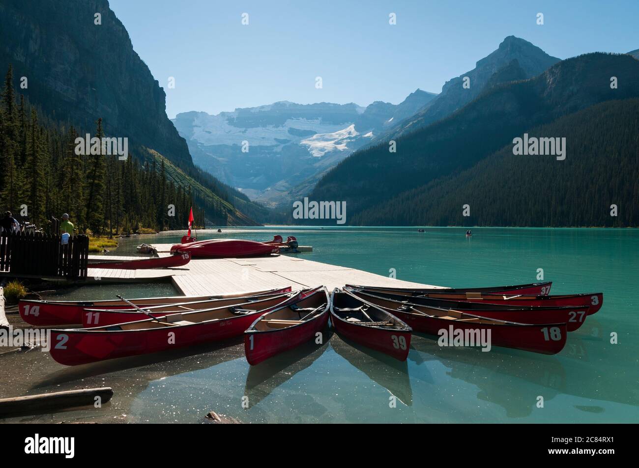 Location de canoës canadiens à Lake Louise, Alberta, Canada. Banque D'Images