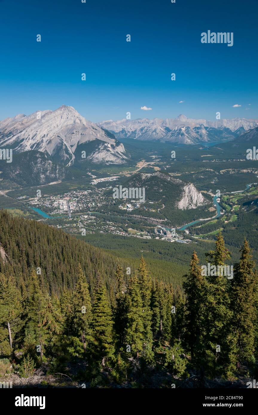 Banff, tunnel Mountain, Cascade Mountain et la chaîne Palliser, vue depuis le mont Sulphur, Banff (Alberta), Canada. Banque D'Images