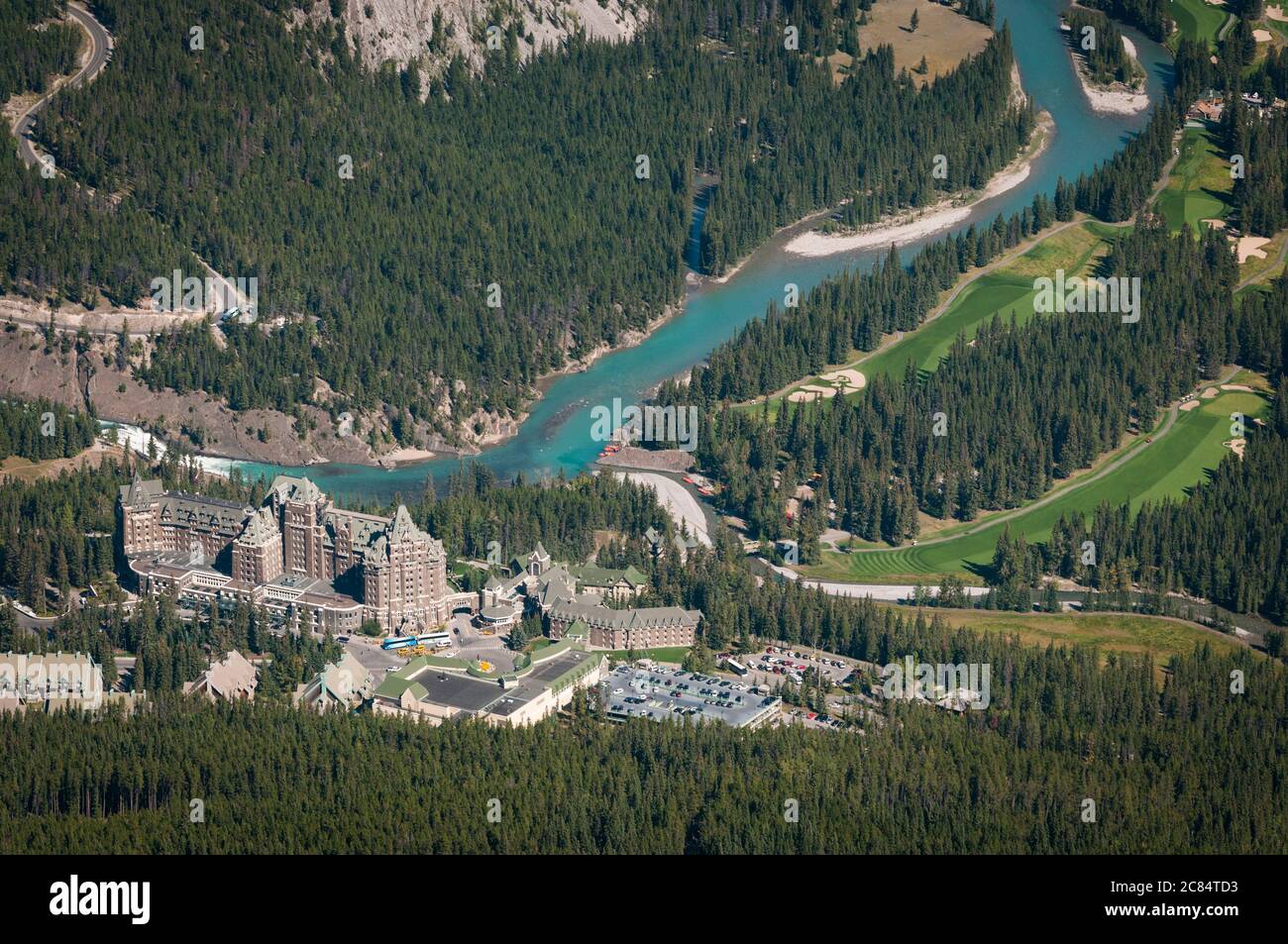 Banff Springs Hotel et la rivière Bow vus de Sulphur Mountain, Banff, Alberta, Canada. Banque D'Images