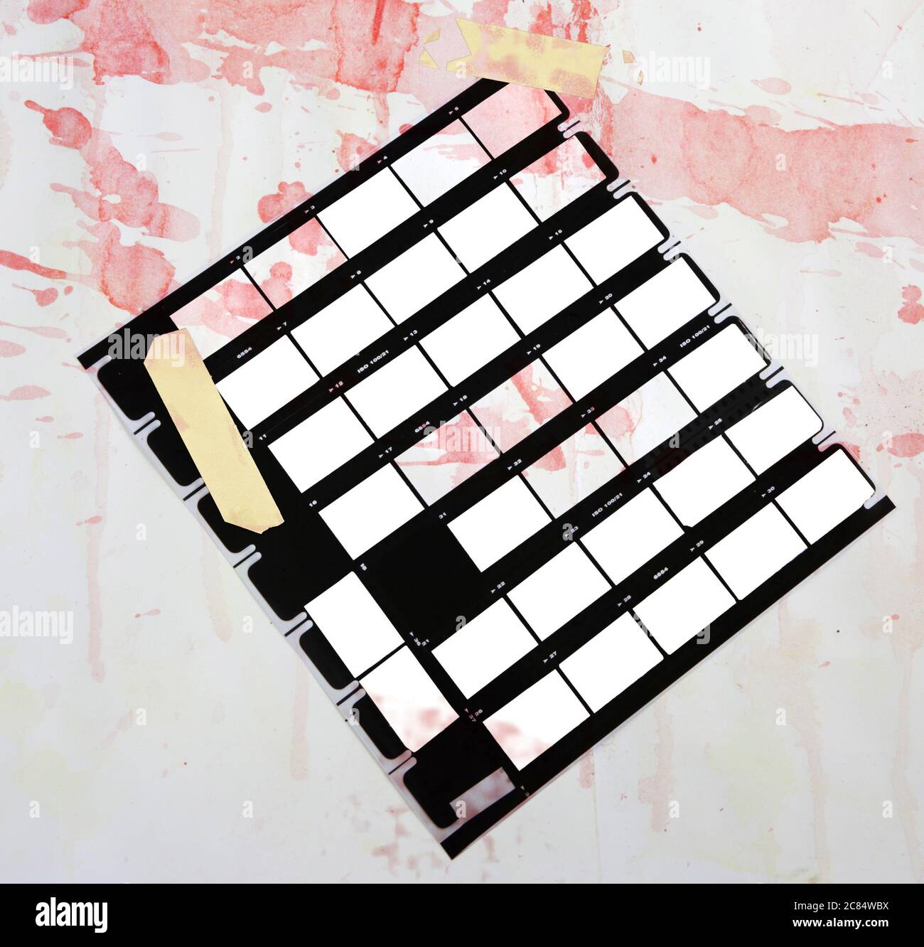contact imprimé grundy, avec des plaques de peinture, monté avec ruban adhésif, franes d'image vierges, espace de copie libre, arrière-plan grundy Banque D'Images