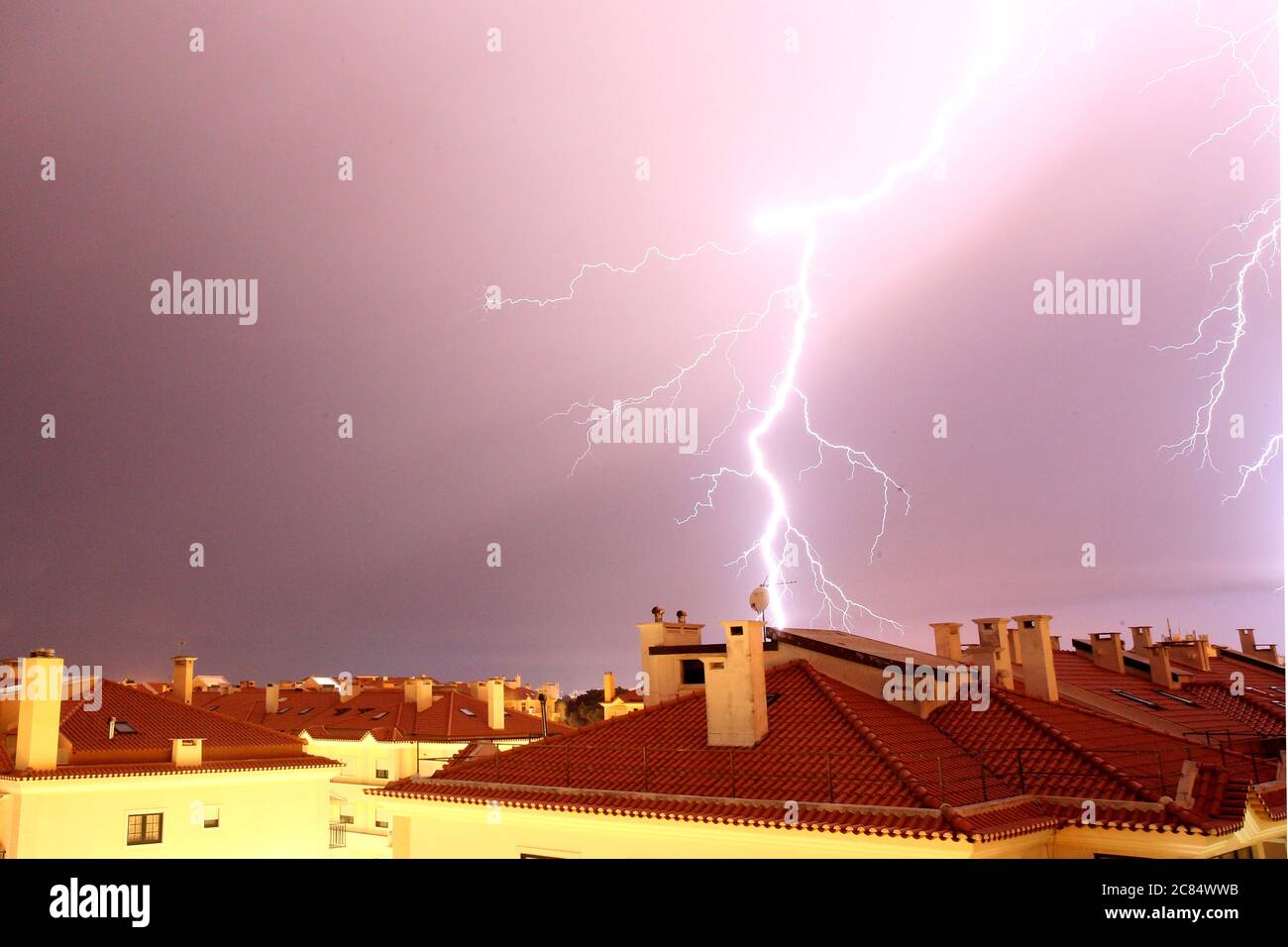 Lisbonne. 21 juillet 2020. La foudre clignote lors d'un orage au-dessus du Grand Lisbonne au Portugal, le 21 juillet 2020. Crédit: Pedro Fiuza/Xinhua/Alay Live News Banque D'Images