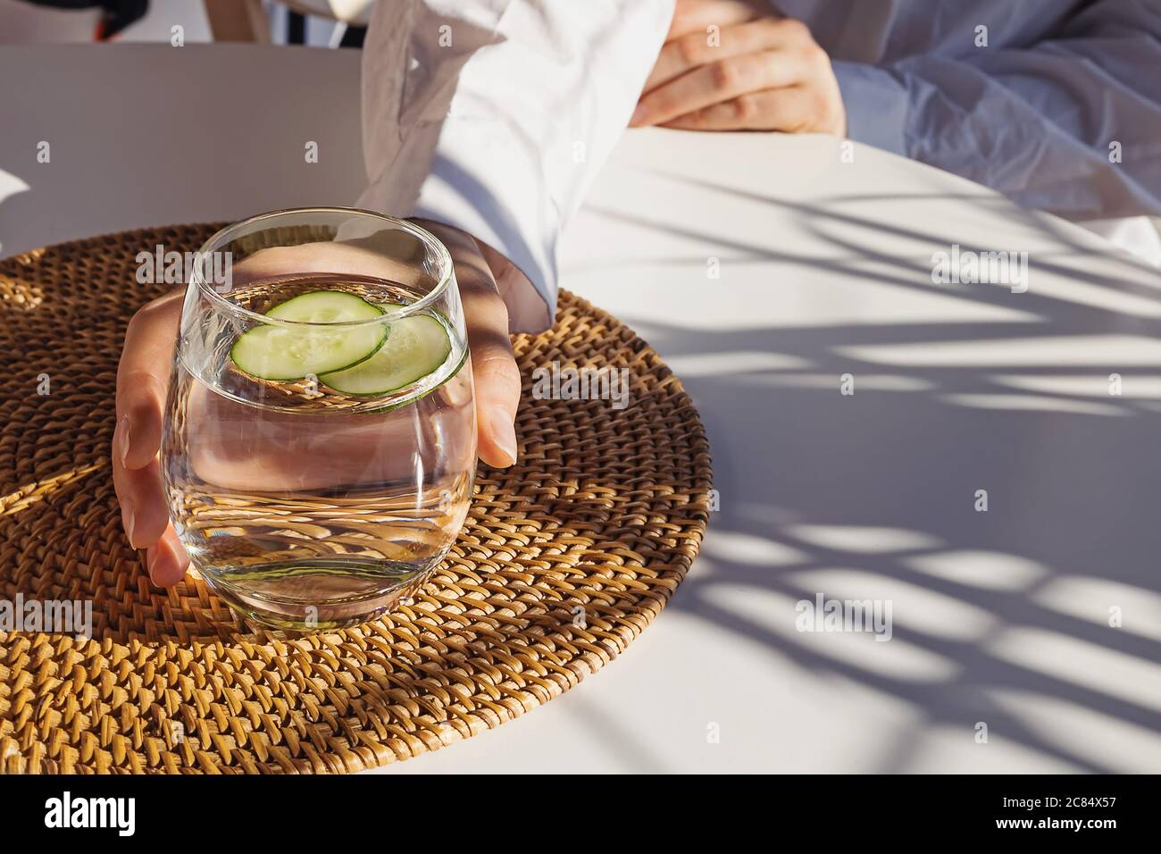 Boisson fraîche de détox de saison d'été avec tranches de concombre, citron vert et menthe. Banque D'Images