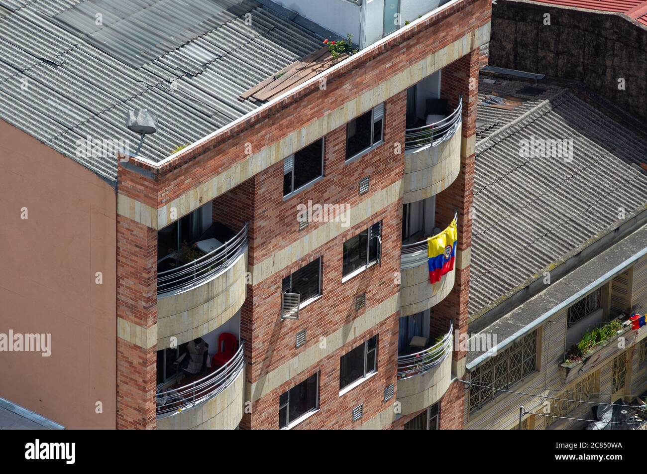 Bogota, Colombie. 20 juillet 2020. Les gens pendent les drapeaux colombiens pour célébrer les 210 ans d'indépendance de la Colombie par rapport à l'Espagne sur la ville de Bogota en raison du confinement causé par la nouvelle pandémie du coronavirus à Bogota, Colombie, le 20 juillet 2020. (Photo de Sebastian Barros/Pacific Press) crédit: Agence de presse du Pacifique/Alamy Live News Banque D'Images