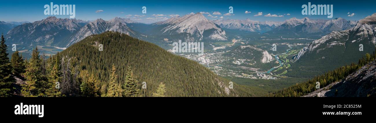Banff, tunnel Mountain, Cascade Mountain et Palliser Range vus de Sulphur Mountain, Banff, Alberta, Canada. (Panorama à assemblage numérique) Banque D'Images