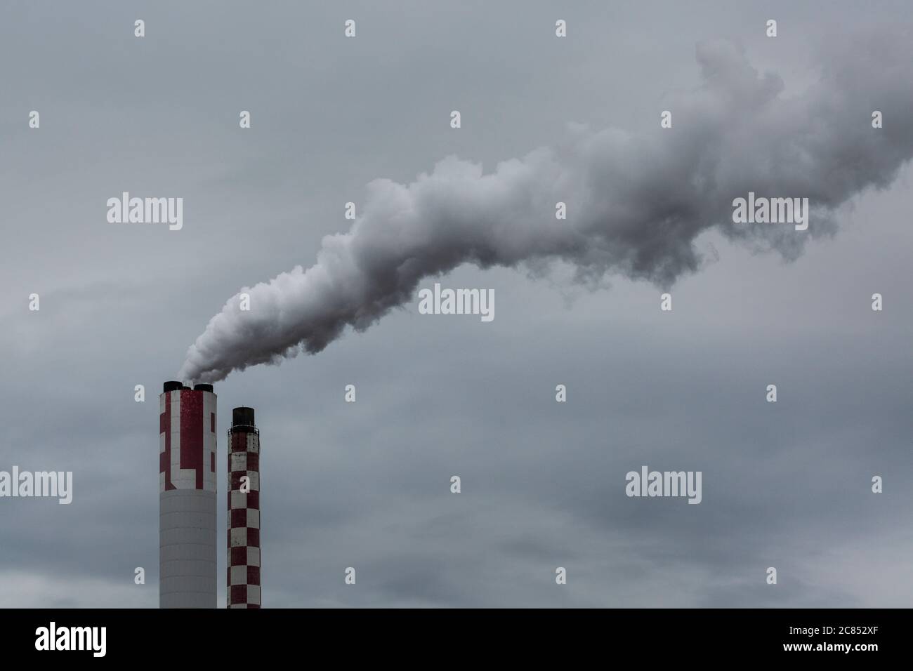 Les cheminées industrielles expulsent les gaz dans l'atmosphère Banque D'Images