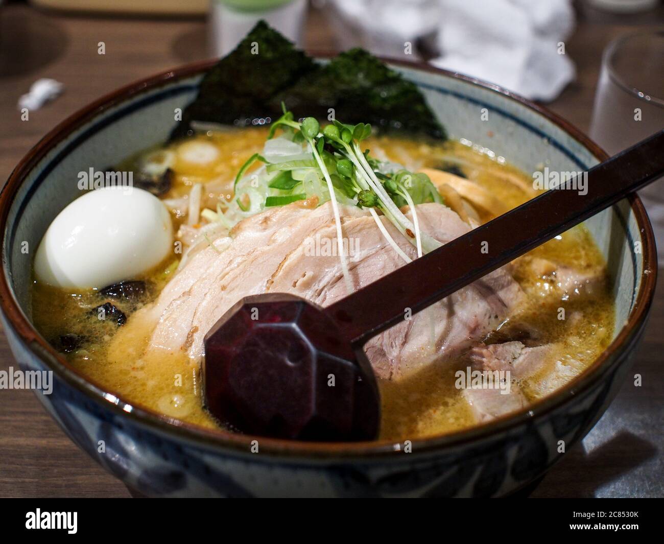 Sapporo, Hokkaido, Japon - Miso Ramen, soupe japonaise de nouilles avec assaisonnement japonais produite par fermentation du soja. Banque D'Images