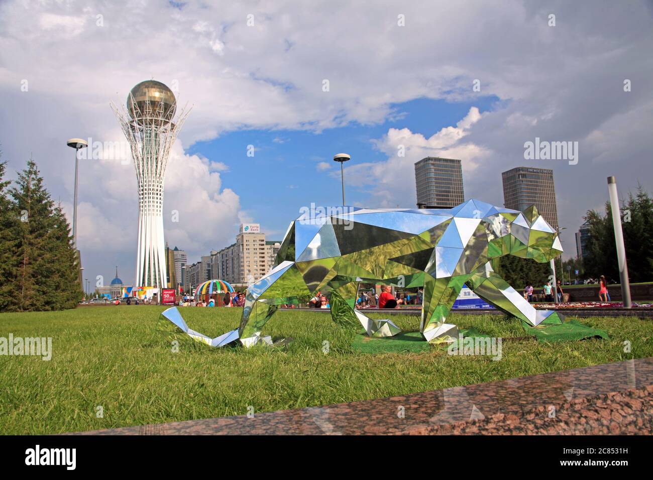 Astana, Kazakhstan - 07 juillet 2016 : monument irbis dans le centre-ville d'Astana au coucher du soleil. Le symbole du Kazakhstan est le léopard des neiges Banque D'Images