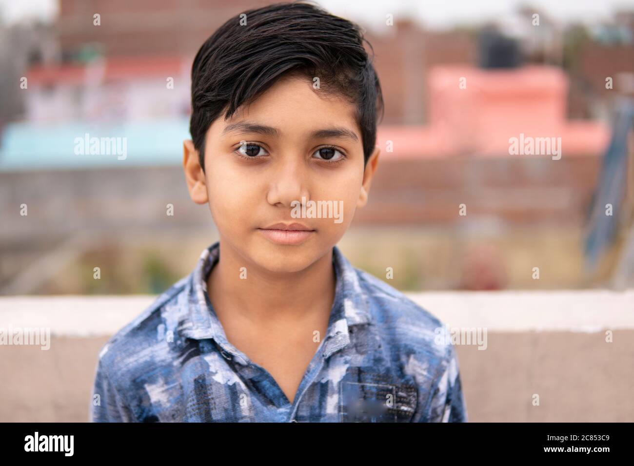 Portrait d'un petit garçon indien regardant un appareil photo avec une expression blanche. Banque D'Images