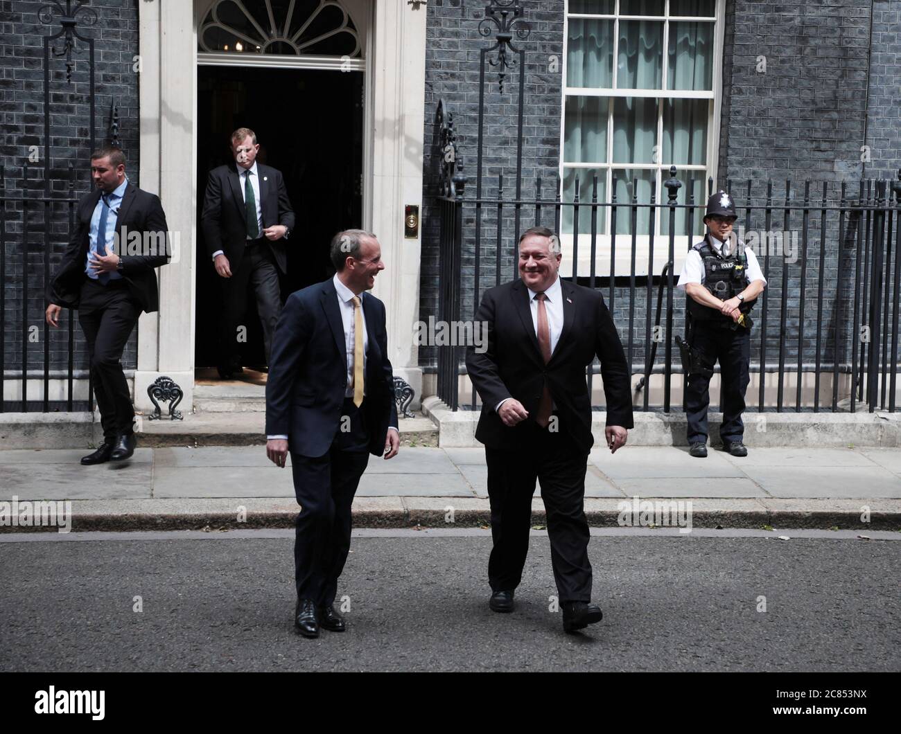 Londres, Royaume-Uni. 21 juillet 2020. Le secrétaire D'État AMÉRICAIN Mike Pompeo (R) et le secrétaire aux Affaires étrangères Dominic Raab (L) quittent Downing St pour une conférence de presse au bureau des Affaires étrangères de Londres le mardi 21 juillet 2020. Le secrétaire d'État américain effectue une visite de deux jours au Royaume-Uni et au Danemark. Photo de Hugo Philpott/UPI crédit: UPI/Alay Live News Banque D'Images