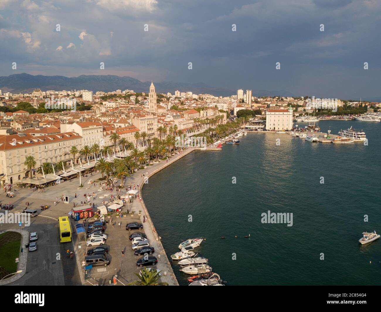 Split, Croatie - août 15 2018: Ciel nuageux au-dessus de la ville de Split, Croatie. Montrant la promenade Riva, avec clocher de la cathédrale Saint Domnius visible Banque D'Images