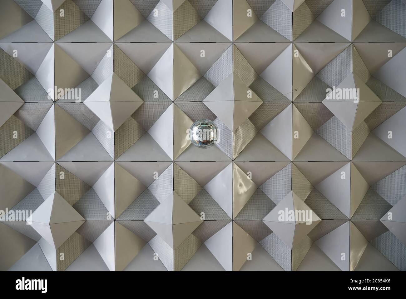 Plafond de relief avec boule disco miroir Photo Stock - Alamy