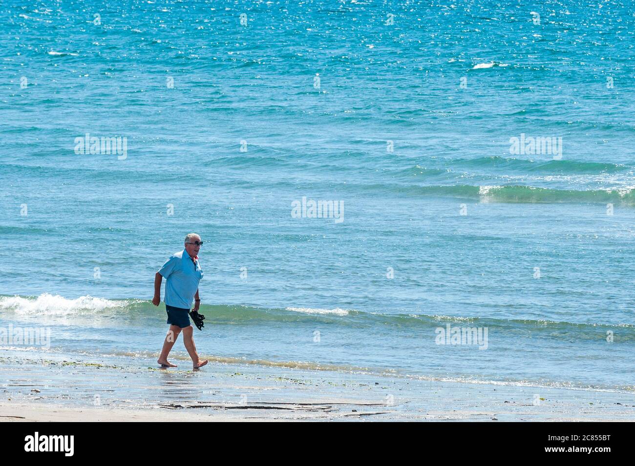 Owenahincha Beach, West Cork, Irlande. 21 juillet 2020. Lors d'une journée de temps chaud et ensoleillé et d'sommets de 22 degrés Celsius, les touristes se sont convergés sur la plage Owenahincha à West Cork. Crédit : AG News/Alay Live News Banque D'Images