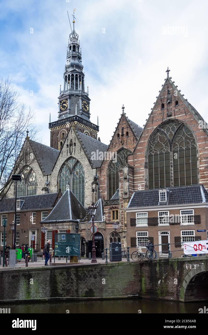 Amsterdam, pays-Bas - janvier 15 2019 : l'ancienne église d'Oude Kerk au centre du quartier rouge de Wallen d'Amsterdam. Banque D'Images