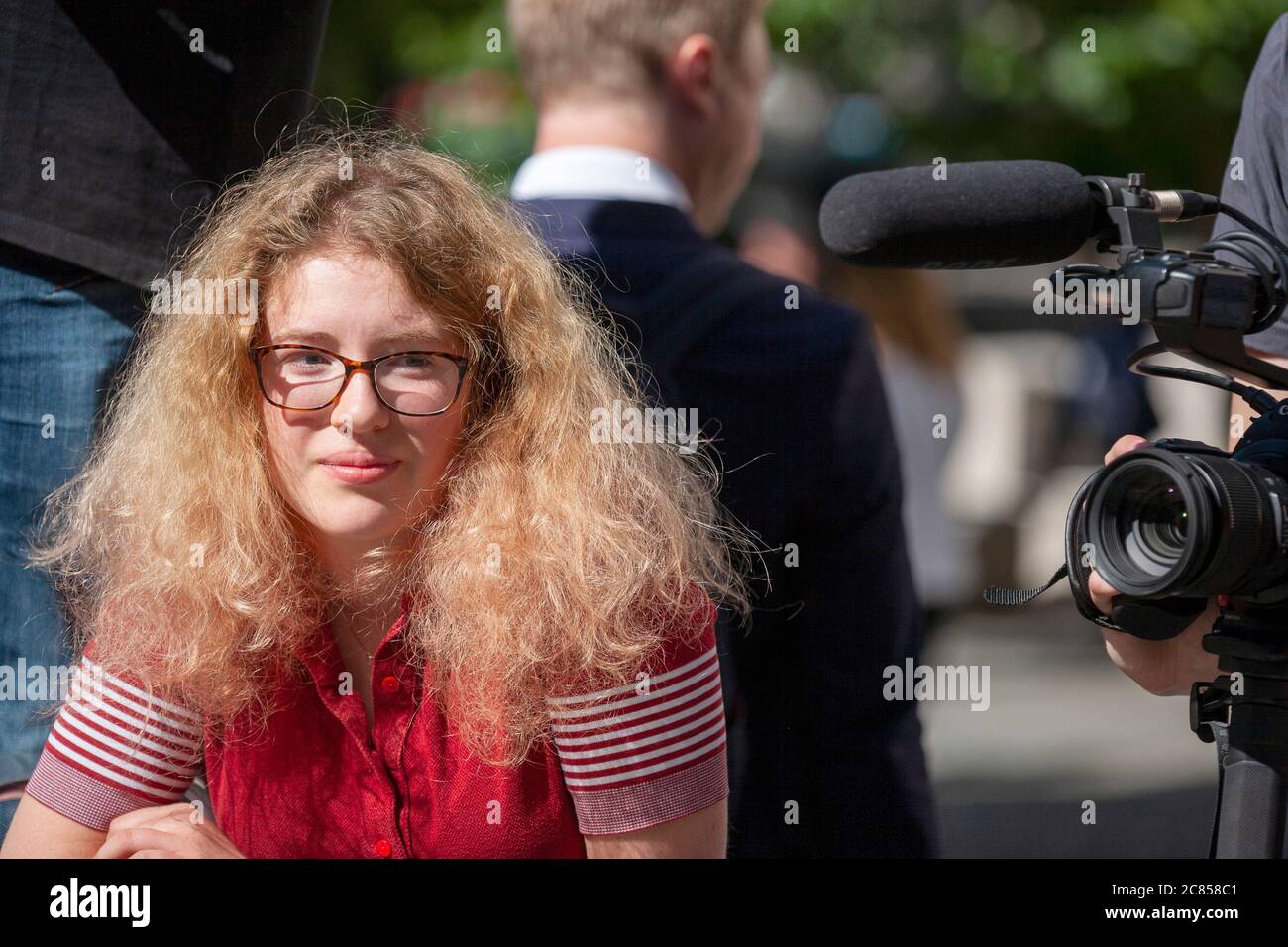 Les cours royales de justice, Londres, Royaume-Uni. 21 juillet 2020. Une adolescente, portant des lunettes, attend patiemment l'arrivée de Johnny Depp, le 11 jour de son procès pour diffamation. Crédit : Neil Atkinson/Alay Live News Banque D'Images