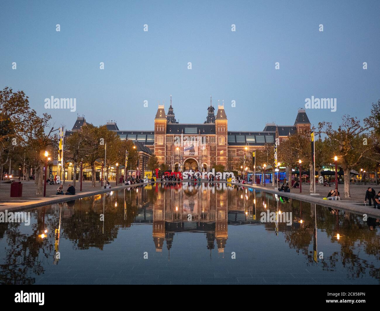 Amsterdam, pays-Bas - octobre 15 2018 : une vue panoramique des lettres du Rijksmuseum et d'Iamsterdam prises de Museumplein en début de soirée Banque D'Images