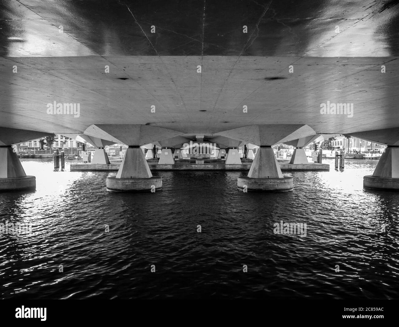 Une image abstraite en noir et blanc de sous un pont au-dessus de la rivière Amstel à Amsterdam Banque D'Images