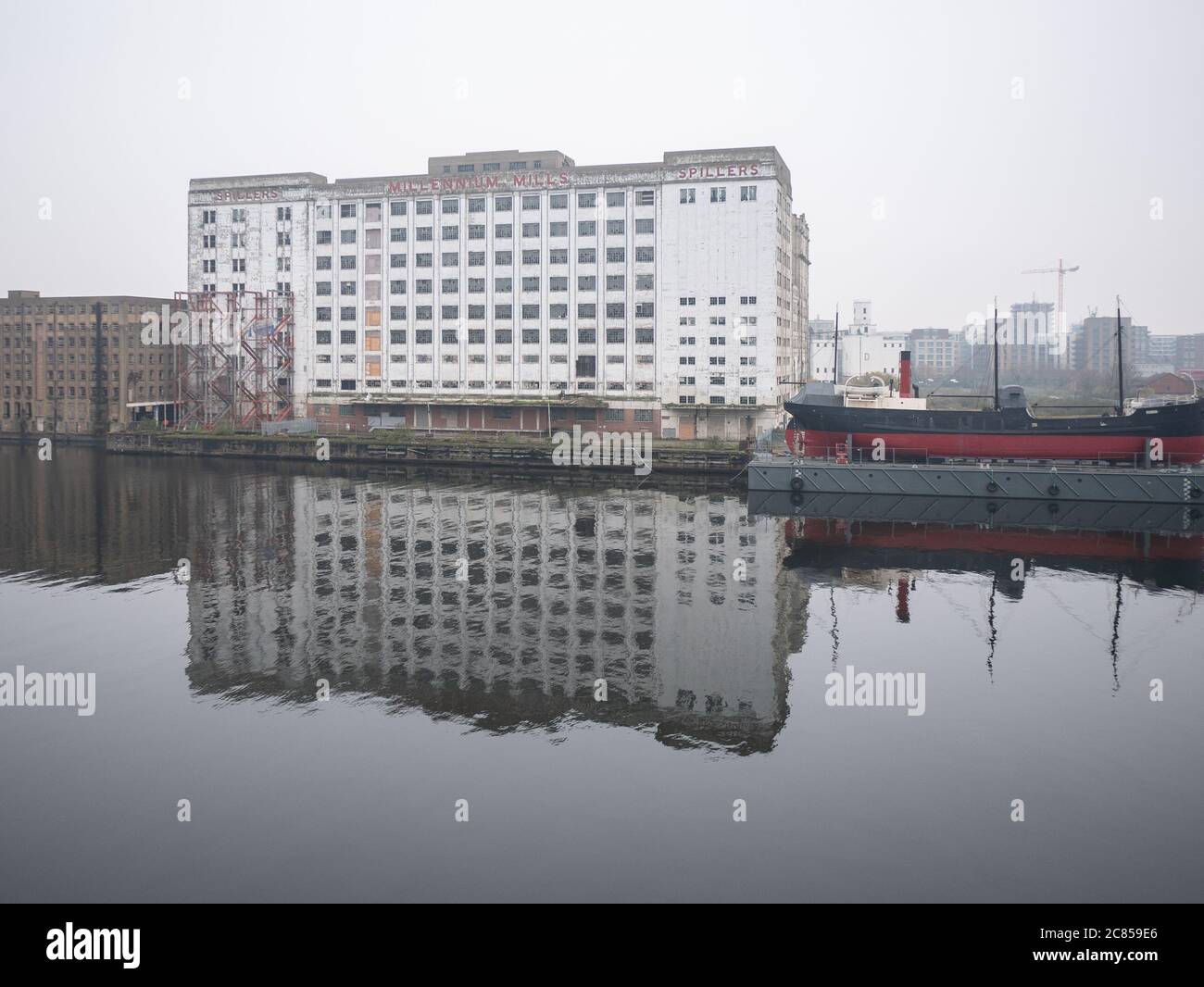 Londres, Royaume-Uni - novembre 03 2018 : un vieux bâtiment à quai dans l'est de Londres se reflète dans l'eau, un jour calme et gris Banque D'Images