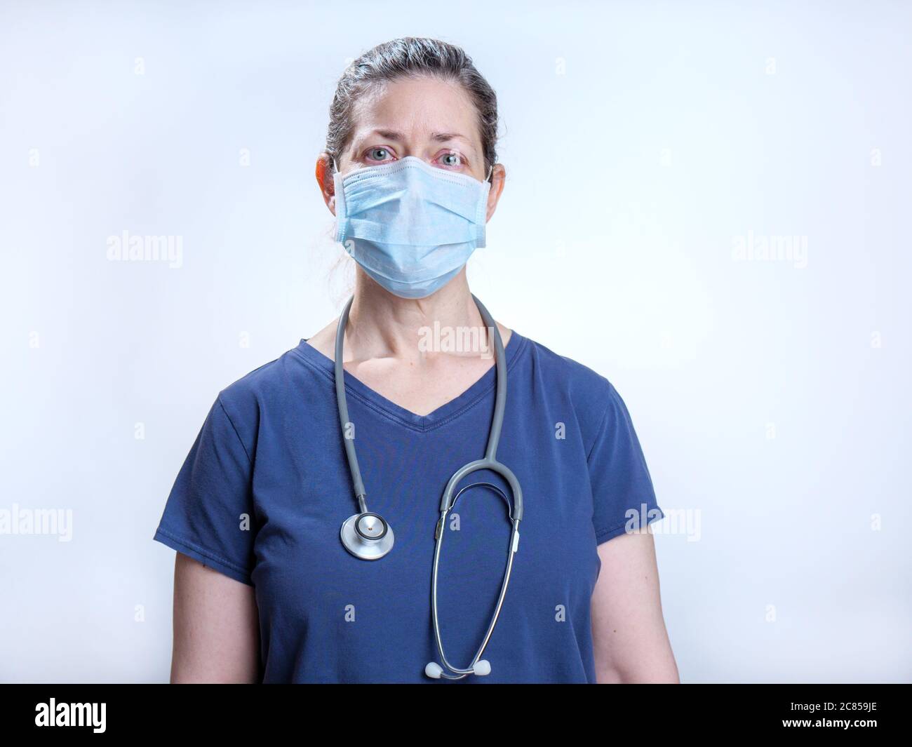 Femme de soins de santé portant un masque chirurgical. Stéthoscope autour du cou. Photo prise pendant la pandémie de COVID-19. Représentation du modèle. Banque D'Images