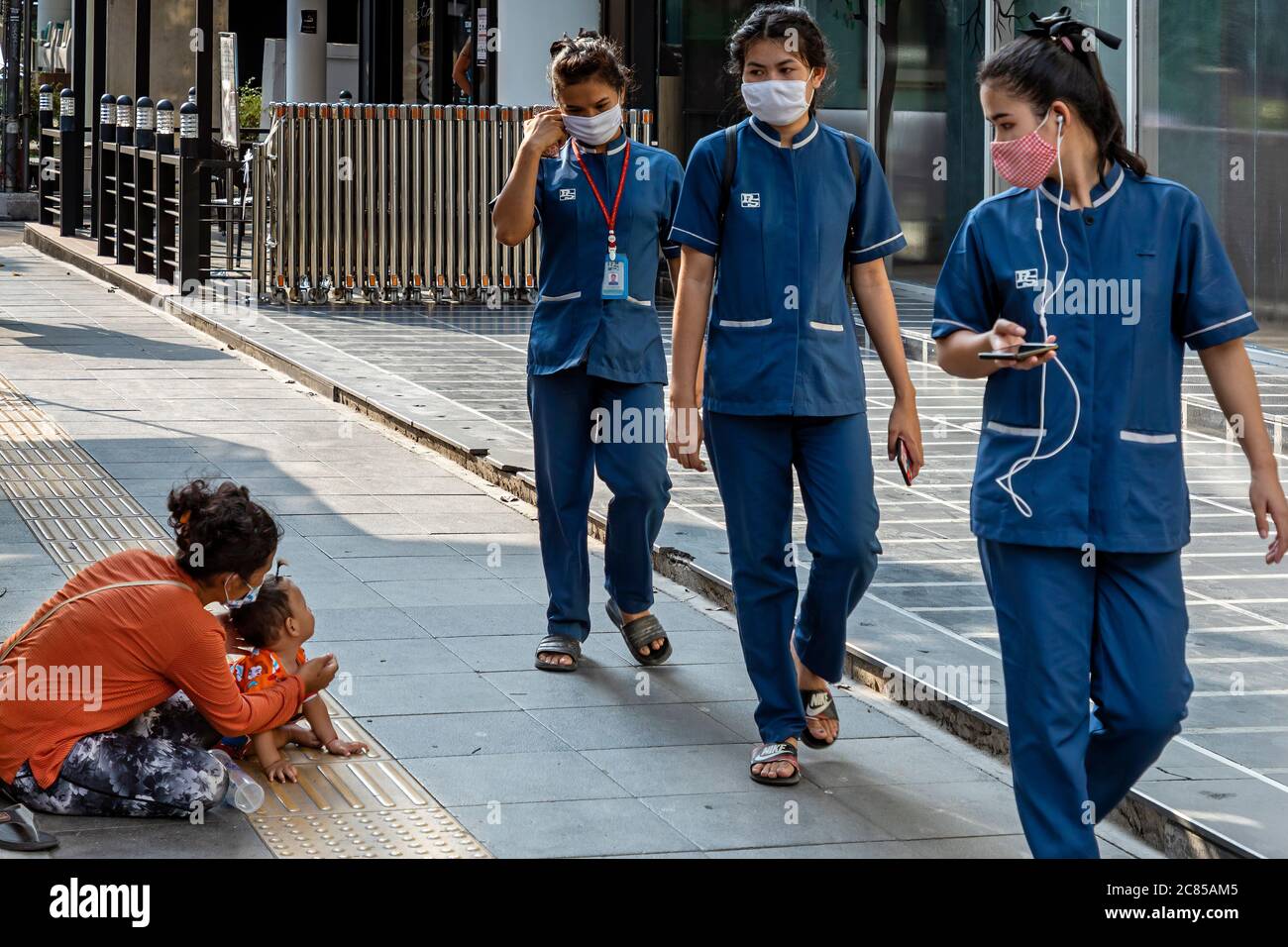 Femme avec bébé demandant de l'argent pendant la pandémie Covid 19, Bangkok, Thaïlande Banque D'Images